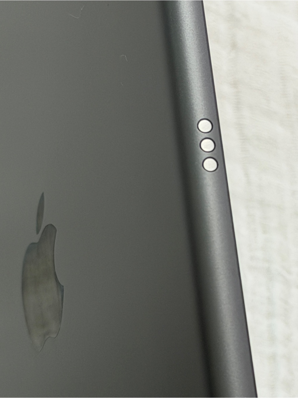 Apple iPad 9th Gen 64 GB in Space Gray WiFi - Picture 15 of 17